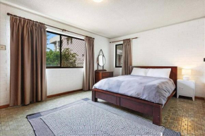 PET FRIENDLY & Super Central Retro Beach Pad!